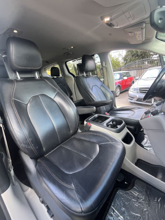 2017 Chrysler Pacifica Image 5