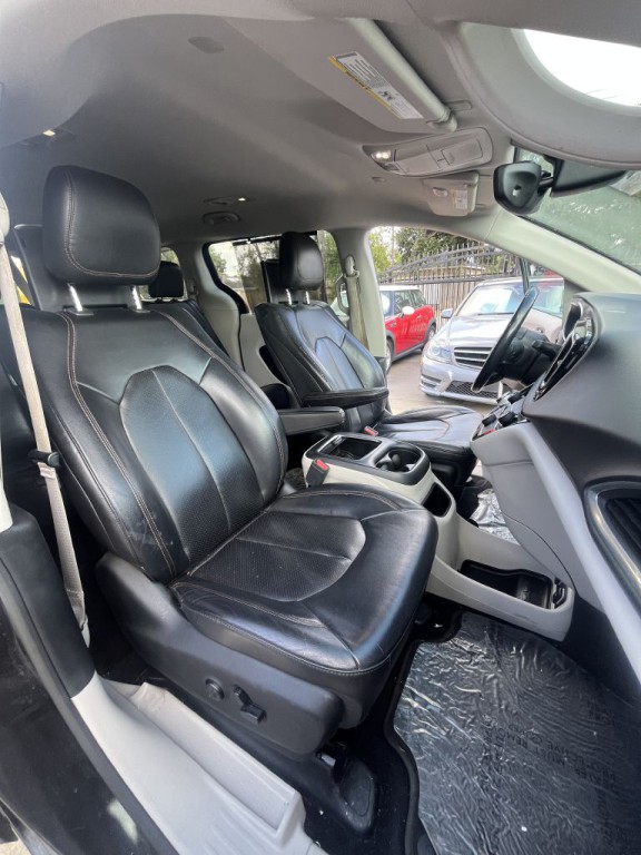 2017 Chrysler Pacifica Image 6