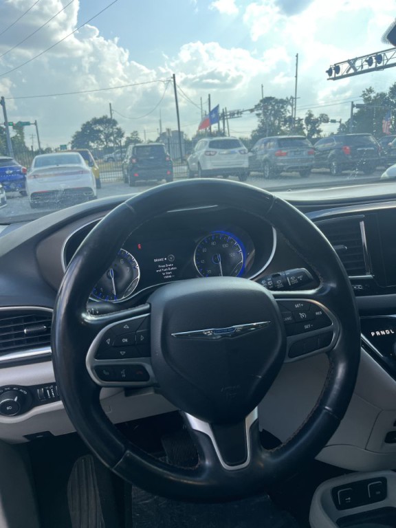 2017 Chrysler Pacifica Image 18