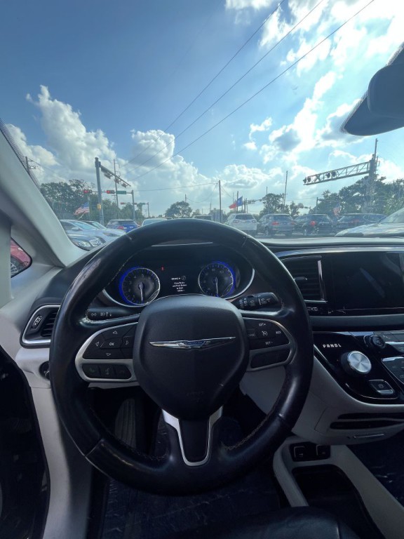 2017 Chrysler Pacifica Image 19