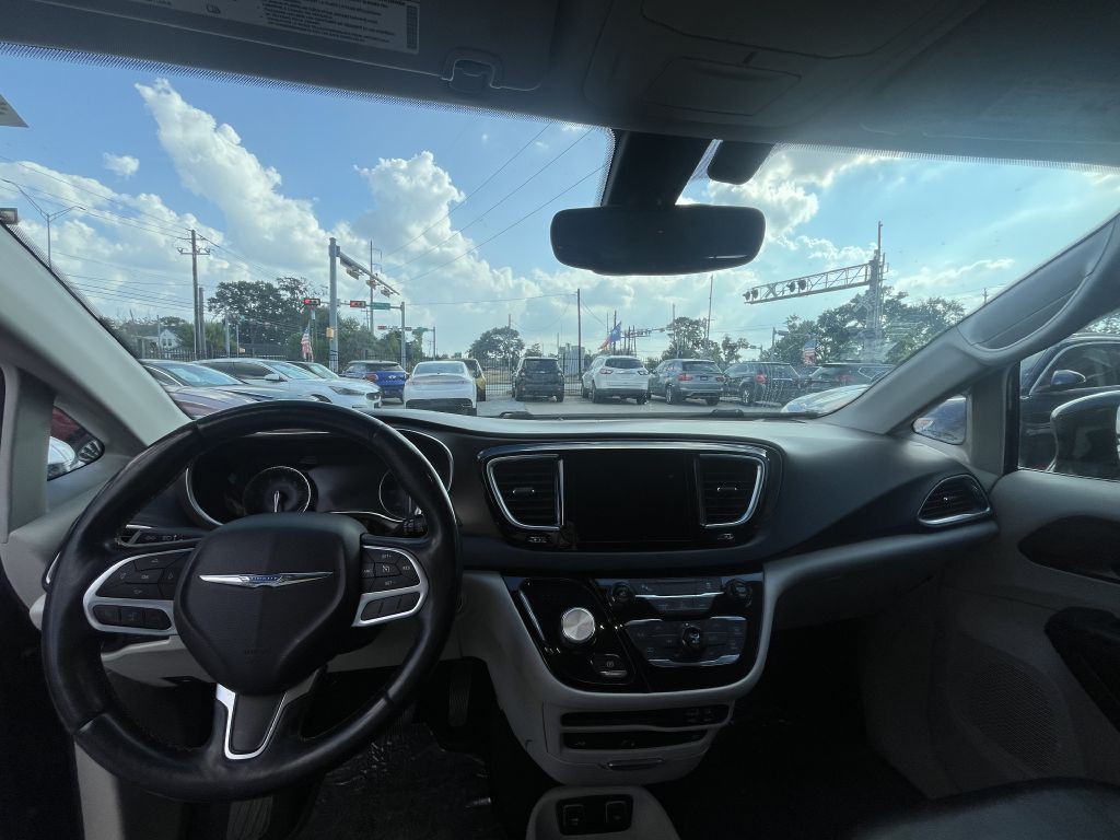 2017 Chrysler Pacifica Image 45