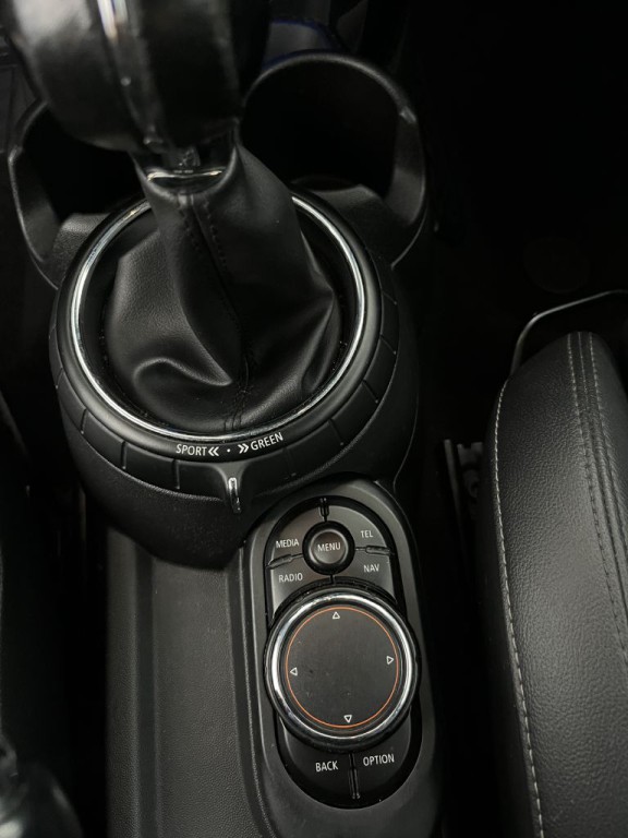 2016 MINI Cooper Image 28