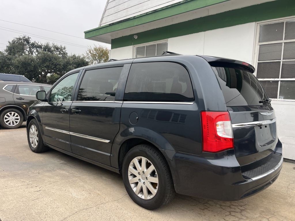 2013 Chrysler Town & Country Image 4