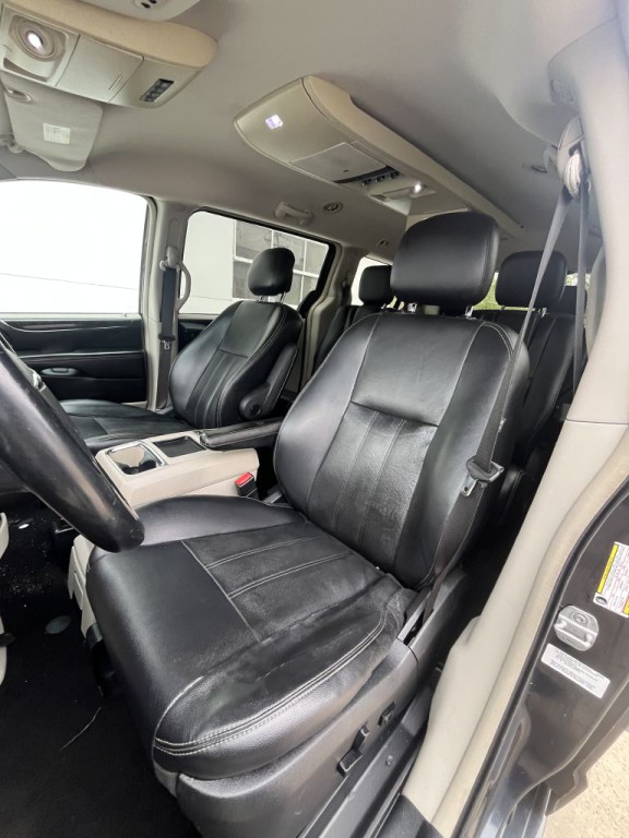 2013 Chrysler Town & Country Image 5