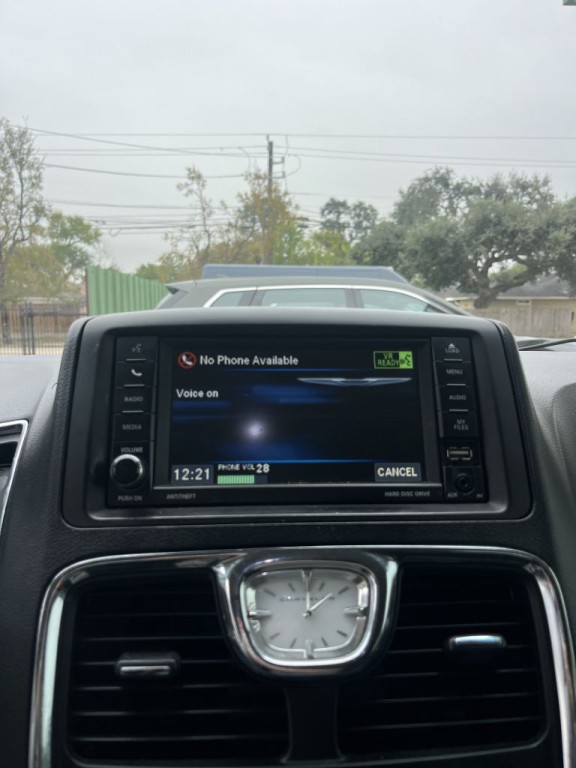 2013 Chrysler Town & Country Image 9