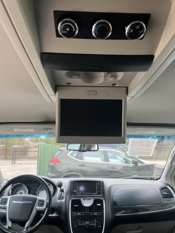 2013 Chrysler Town & Country Image 10