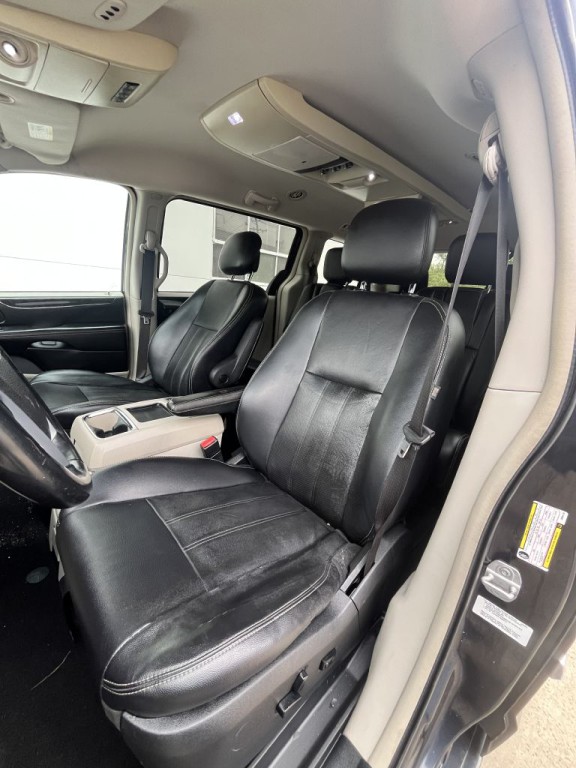 2013 Chrysler Town & Country Image 13