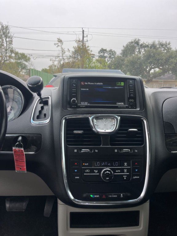 2013 Chrysler Town & Country Image 16