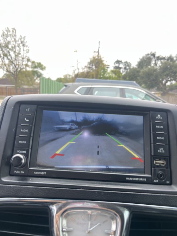 2013 Chrysler Town & Country Image 17