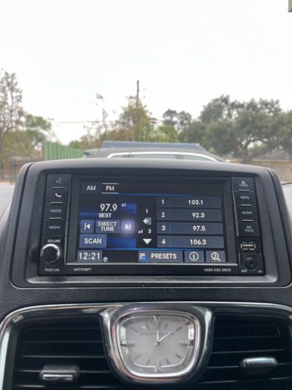 2013 Chrysler Town & Country Image 19