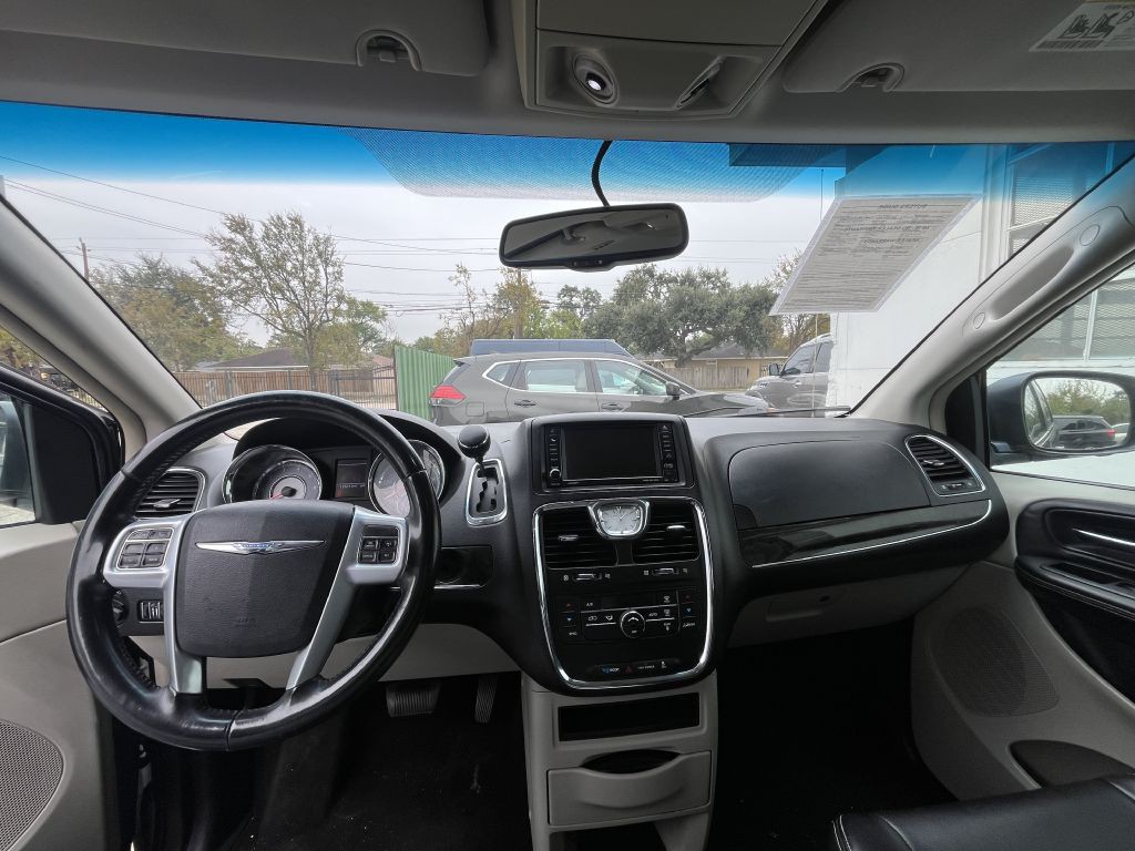 2013 Chrysler Town & Country Image 21