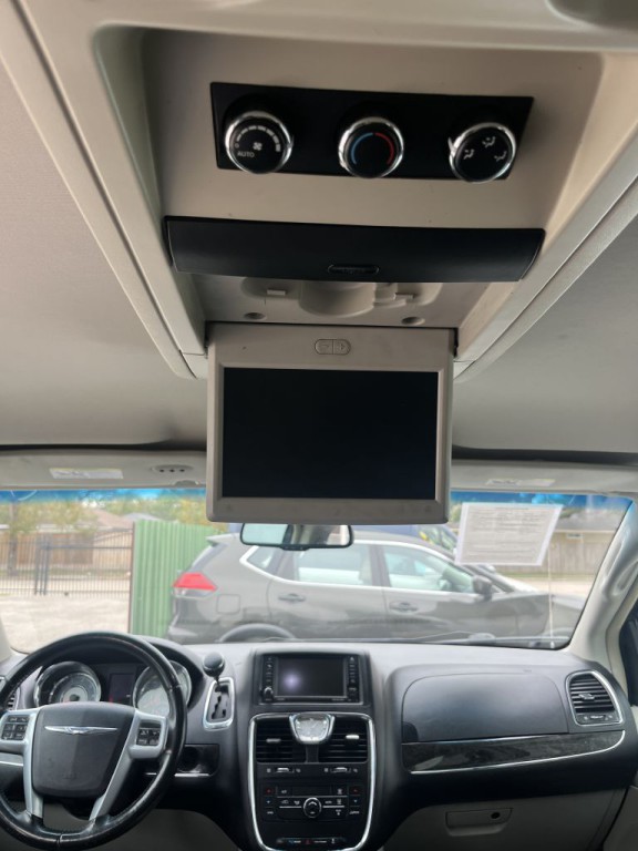 2013 Chrysler Town & Country Image 22