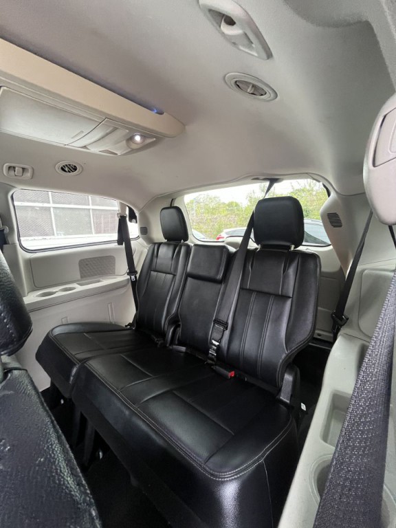 2013 Chrysler Town & Country Image 24