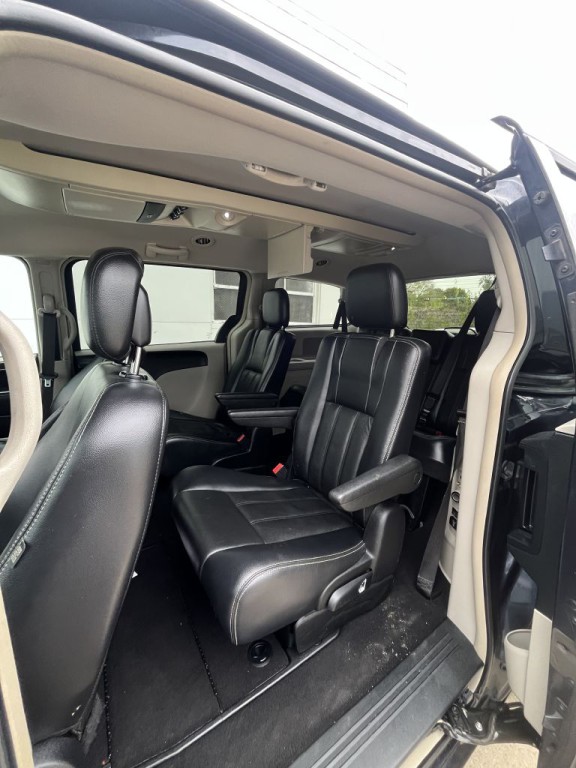 2013 Chrysler Town & Country Image 25