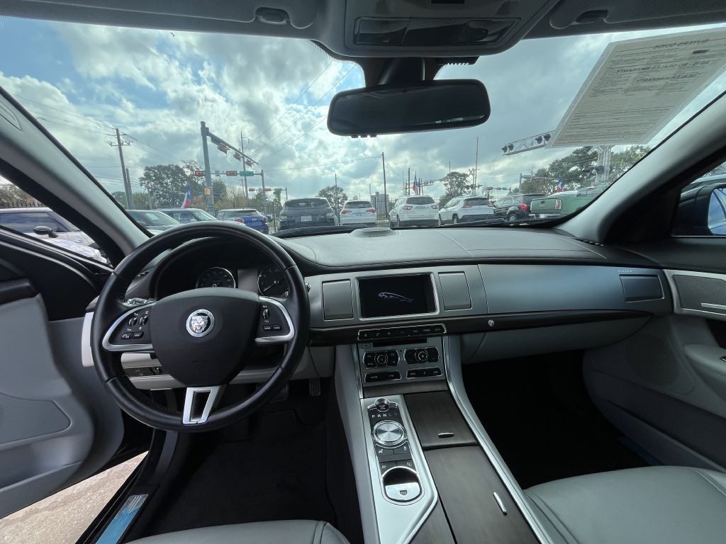 2012 Jaguar XF Image 3