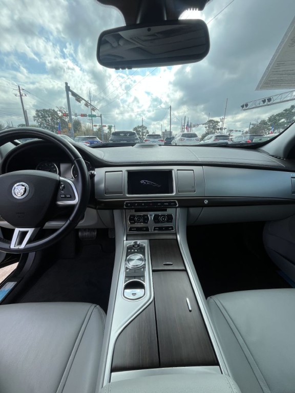 2012 Jaguar XF Image 5