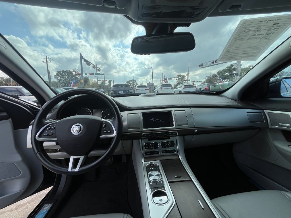 2012 Jaguar XF Image 6