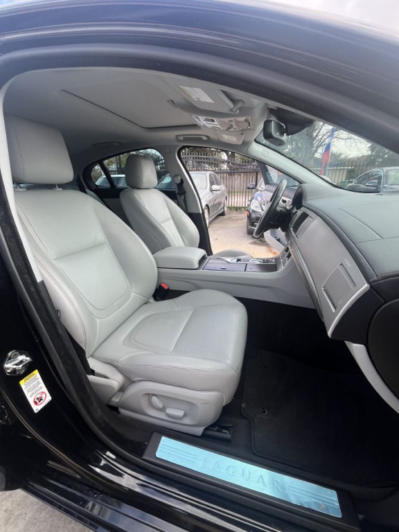 2012 Jaguar XF Image 7