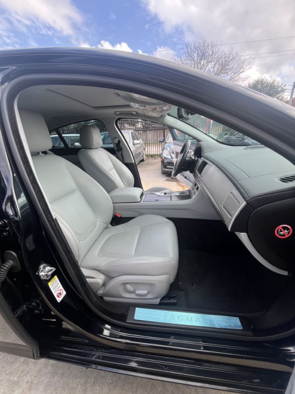 2012 Jaguar XF Image 8