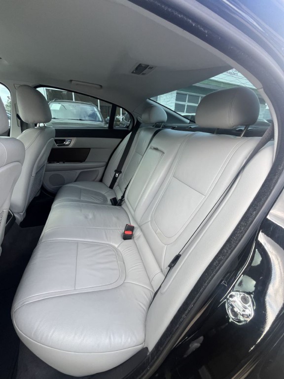 2012 Jaguar XF Image 9