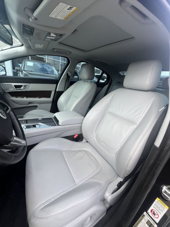 2012 Jaguar XF Image 10