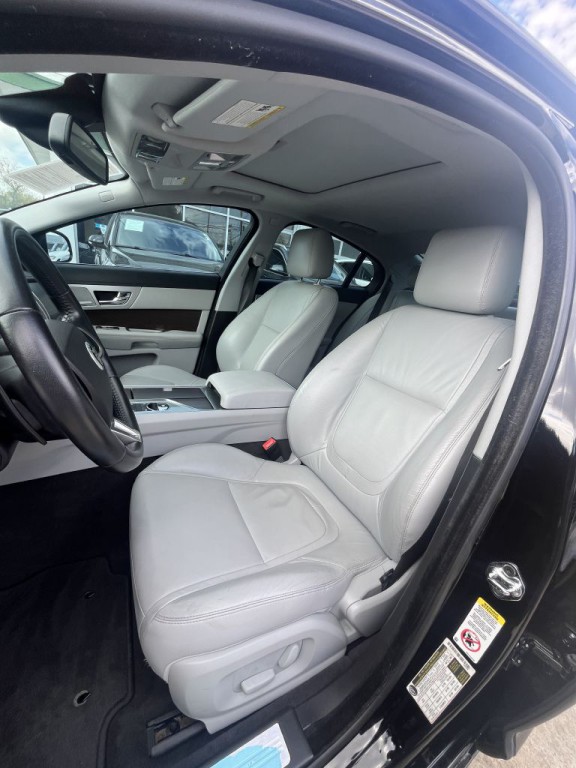 2012 Jaguar XF Image 11