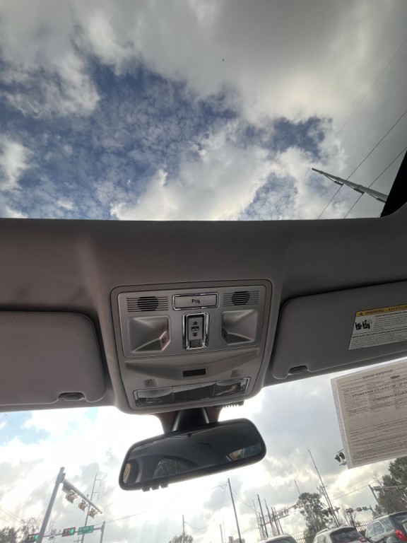 2012 Jaguar XF Image 25