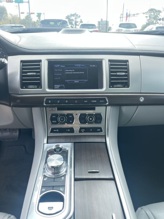 2012 Jaguar XF Image 28
