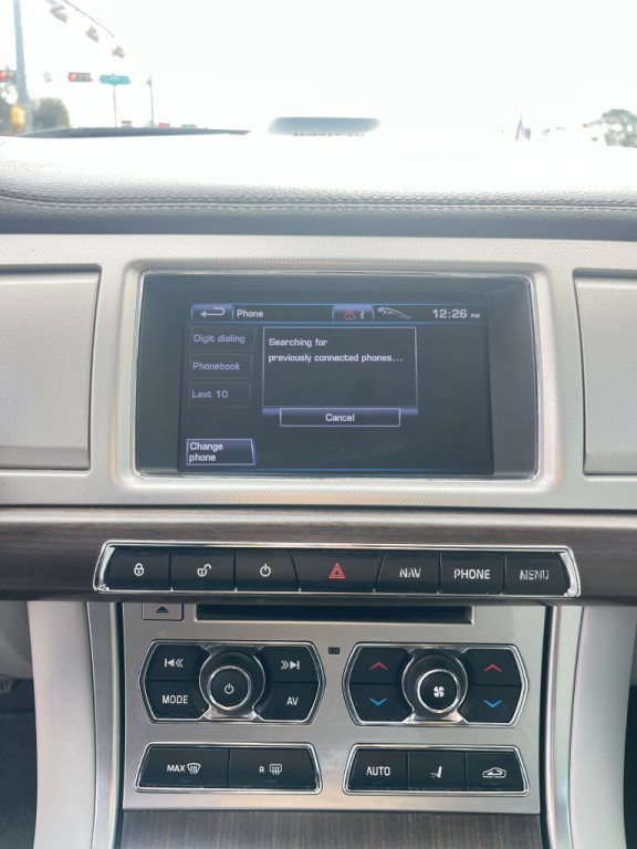 2012 Jaguar XF Image 32