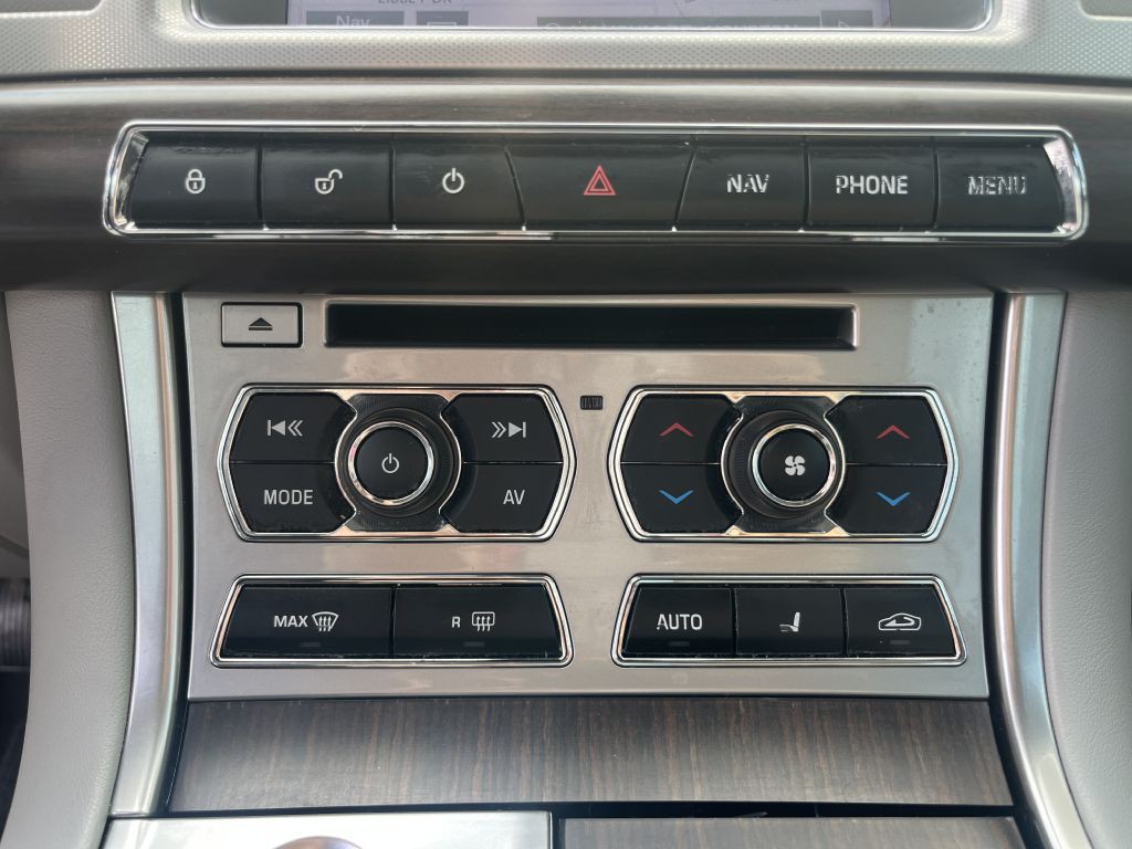 2012 Jaguar XF Image 34