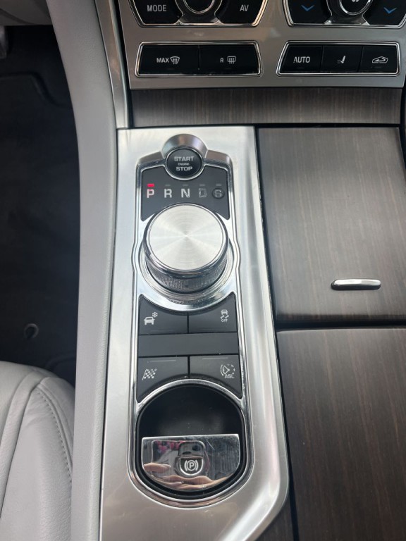 2012 Jaguar XF Image 35