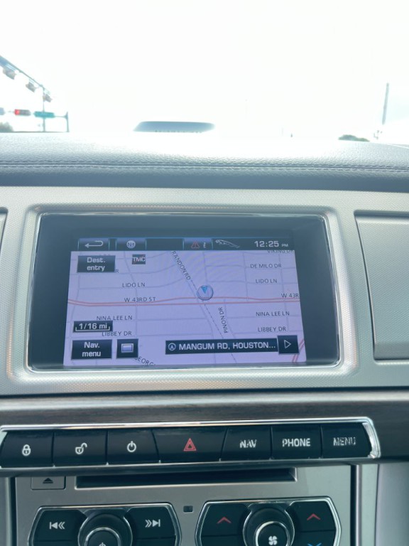 2012 Jaguar XF Image 36