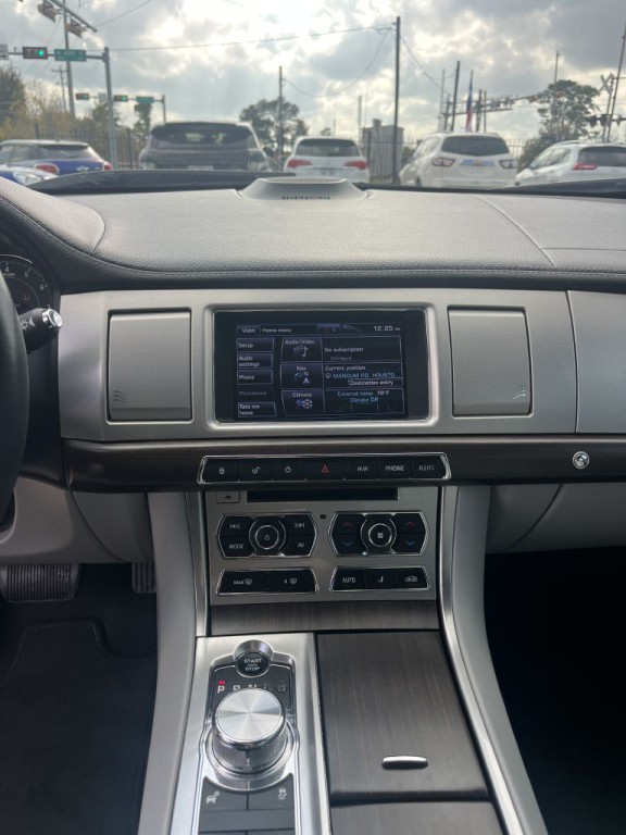 2012 Jaguar XF Image 38