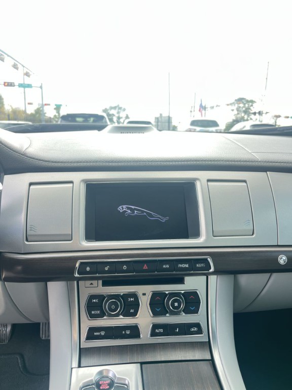 2012 Jaguar XF Image 39