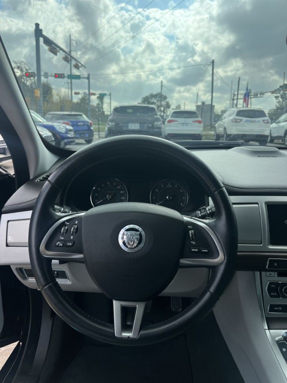 2012 Jaguar XF Image 40