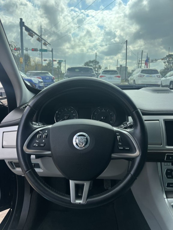 2012 Jaguar XF Image 41