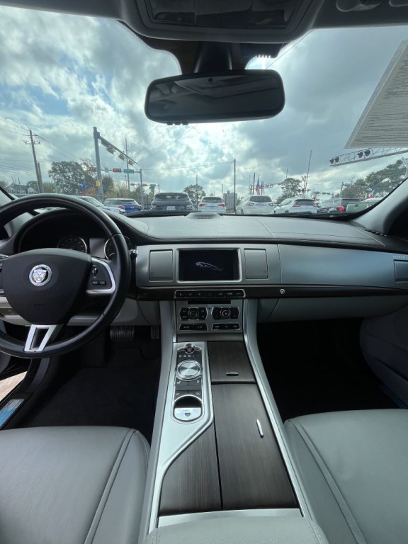 2012 Jaguar XF Image 42