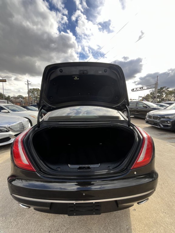 2016 Jaguar XJ Image 11