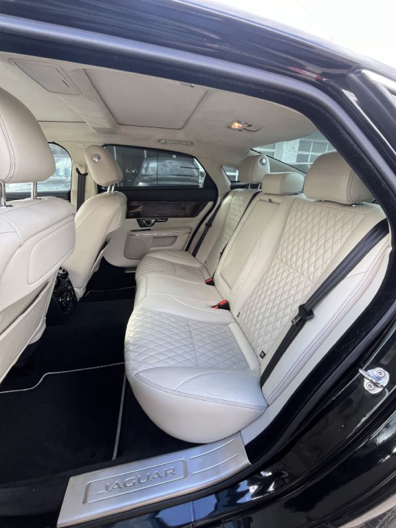 2016 Jaguar XJ Image 12