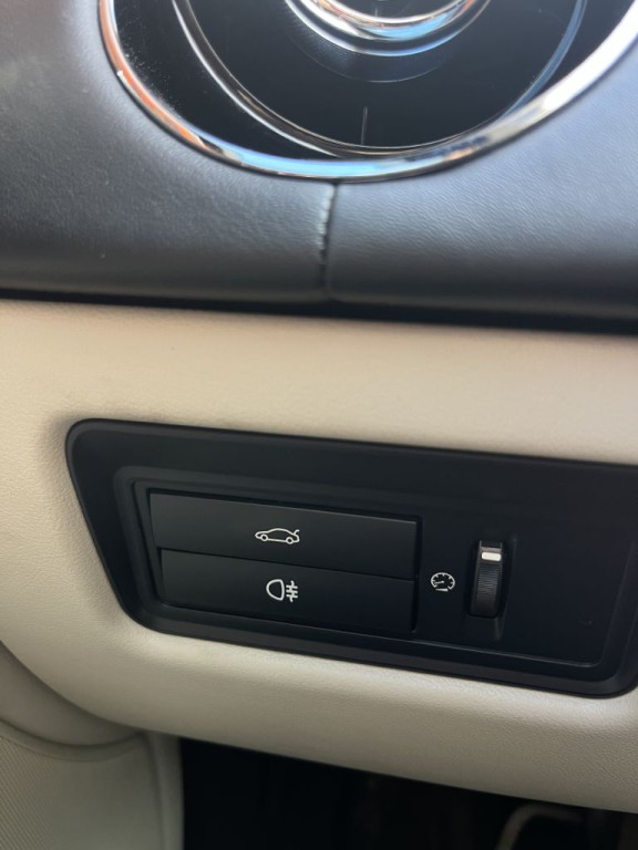 2016 Jaguar XJ Image 19