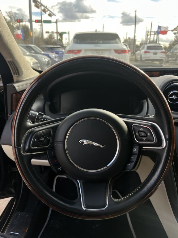 2016 Jaguar XJ Image 20