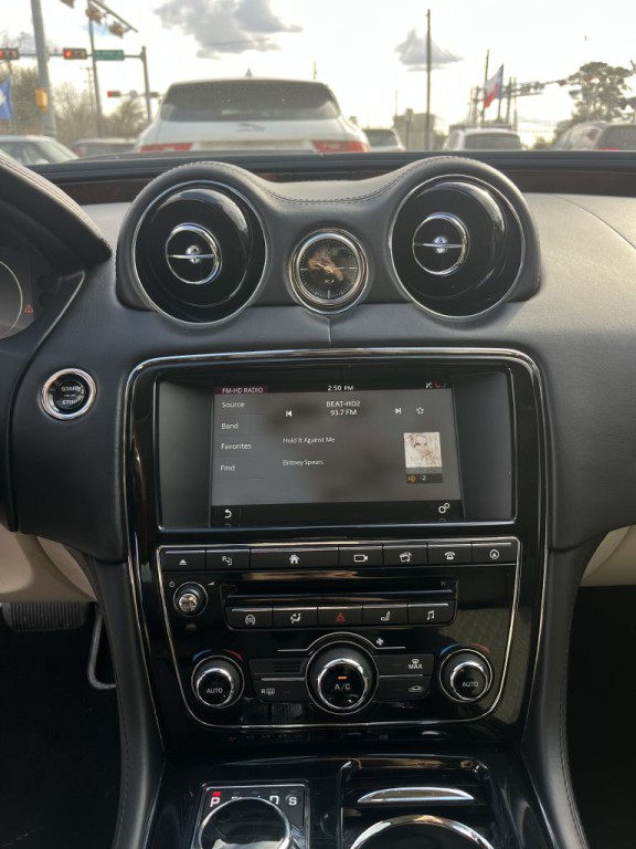 2016 Jaguar XJ Image 25