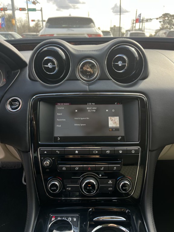 2016 Jaguar XJ Image 26