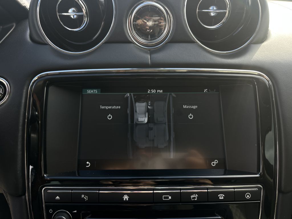 2016 Jaguar XJ Image 28