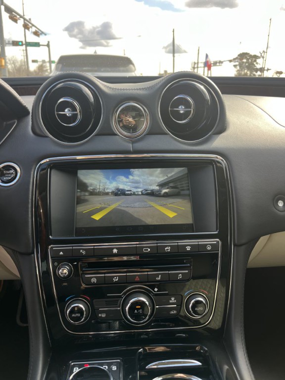 2016 Jaguar XJ Image 32