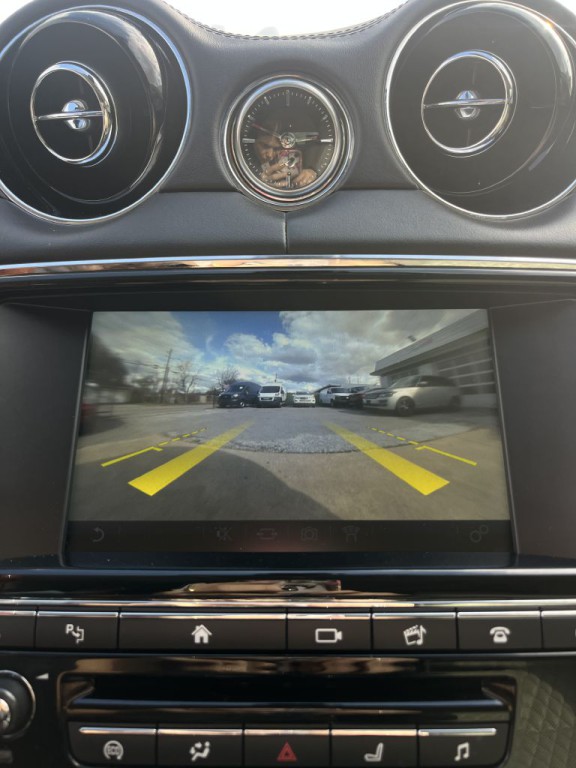 2016 Jaguar XJ Image 33