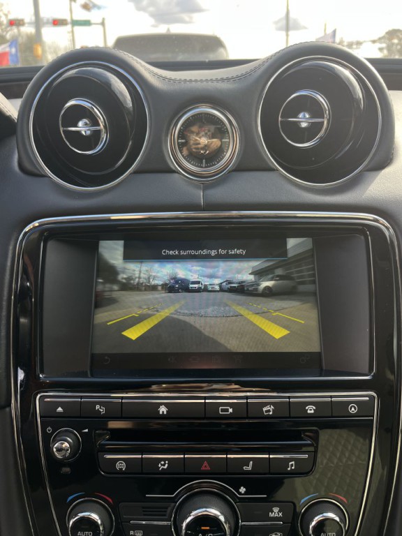 2016 Jaguar XJ Image 34