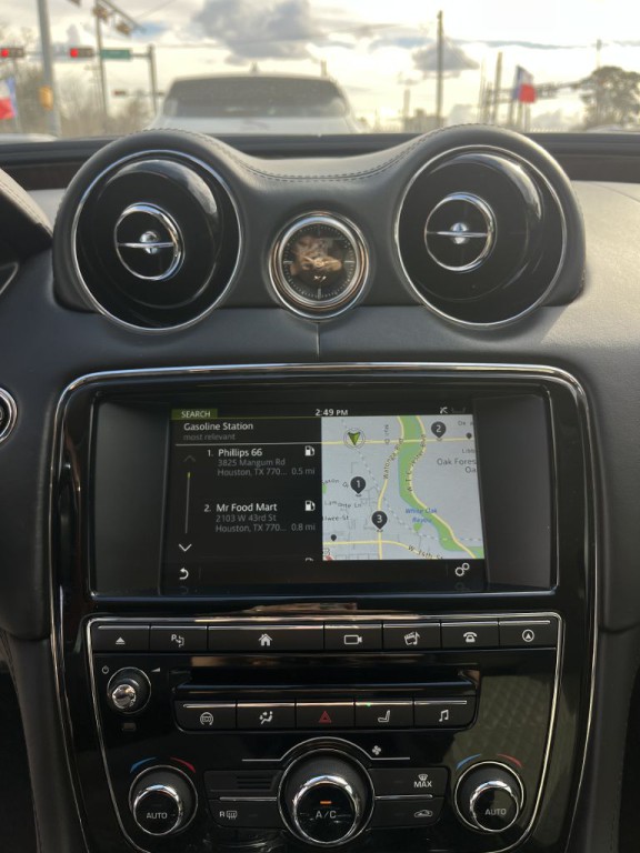 2016 Jaguar XJ Image 35