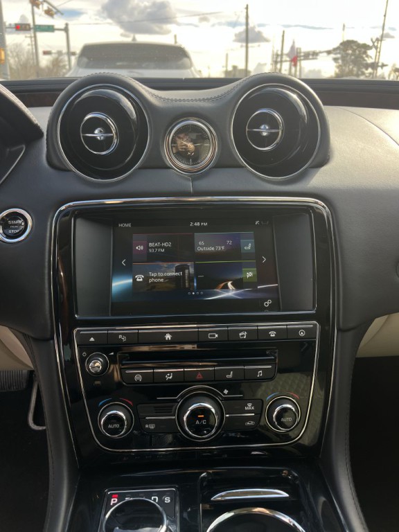 2016 Jaguar XJ Image 37