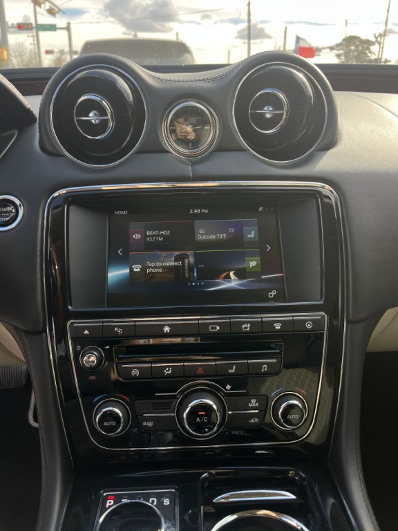 2016 Jaguar XJ Image 38